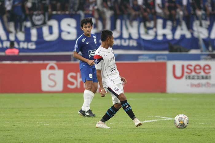 Gelandang Arema FC ketika berhadapan dengan Luthfi Kamal di Liga 1 musim lalu.