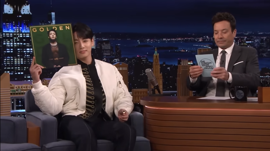 Jungkook promosi album solo perdananya, GOLDEN, di The Tonight Show yang dipandu Jimmy Fallon