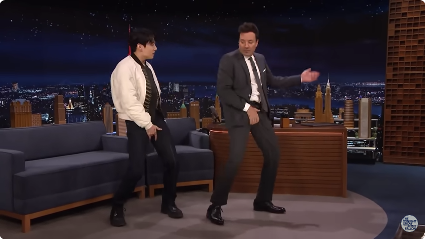 Jungkook mengajarkan gerakan tarian Standing Next to You dalam Album GOLDEN pada Jimmy Fallon