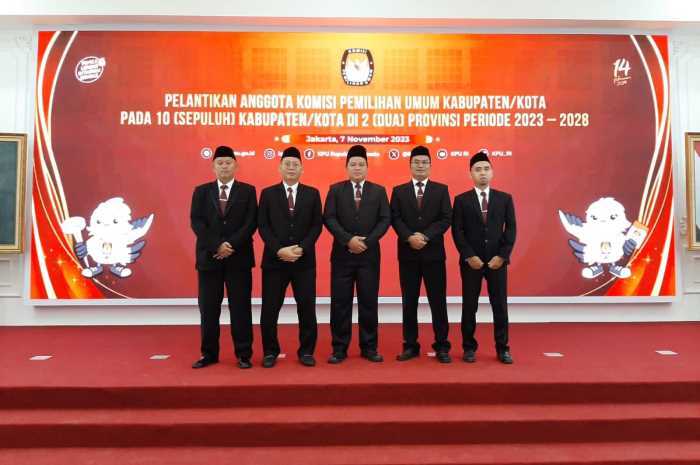 Komisioner KPU Kendal periode 2023-2028 usai dilantik di Jakarta Selasa (7/11) kemarin.