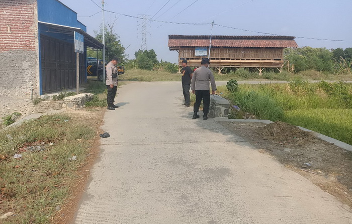 SELIDIKI - Anggota Polres Pemalang saat menyelidiki lokasi tawruan antar pelajar di di Jalan Persawahan yang masuk wilayah Desa Banjaran Taman Kabupaten Pemalang.