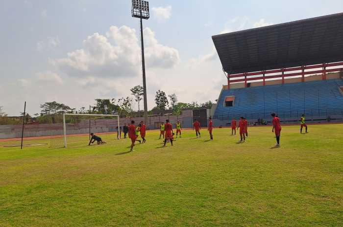 Persiapan: Potret latihan PPSM Magelang pada Selasa (7/11) menjelang laga home, Rabu (8/11) di Stadion Moch. Soebroto, Kota Magelang.&nbsp;ROFIK SYARIF G P/RADAR&nbsp;SEMARANG