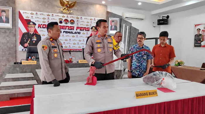 TUNJUKKAN - Kapolres Pemalang AKBP Yovan Fatika Handhiska Aprilaya saat menunjukan slah satu senjata tajam yang digunakan untuk tawuran di Polres Pemalang, Rabu (8/11).