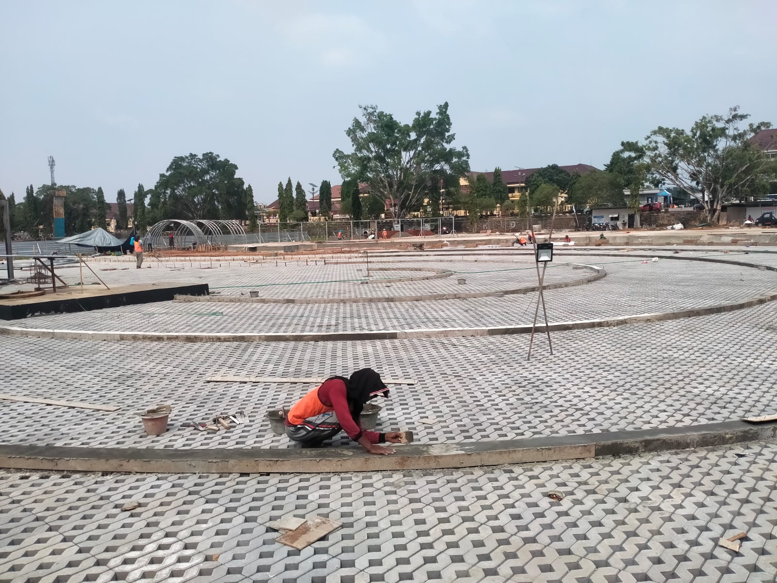 DIKEBUT: Suasana pengerjaan Alun-Alun Kajen tahap kedua, Selasa (7/11).