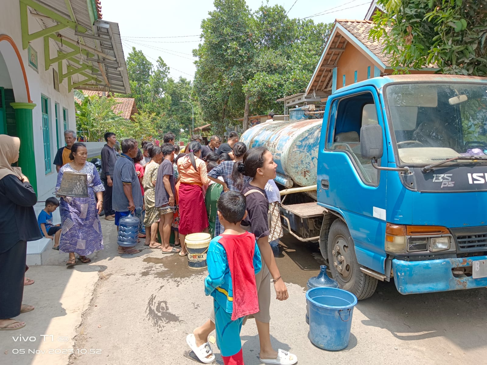 SUPLAI AIR BERSIH: Perumda Air Minum (PDAM) Tirta Kajen saat menyuplai air bersih kepada pelanggan terdampak di area Wiradesa.