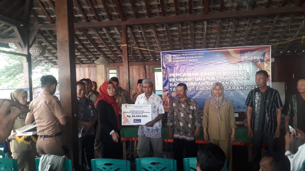 Bupati Demak dr Eistianah memberikan bantuan sosial korban bencana rob di Desa Sriwulan, Kecamatan Sayung. Wahib Pribadi/Jawa Pos Radar Semarang