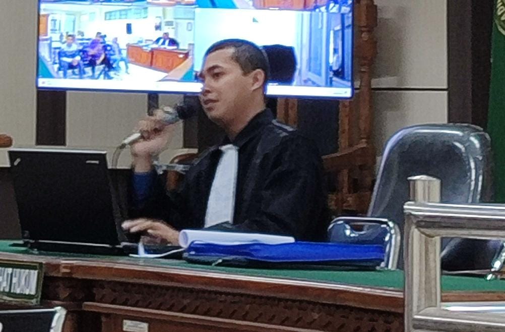 Rizky Prasetyo selaku penasihat hukum terdakwa mantan anggota DPRD Demak Suhadi menyampaikan pembelaan di Pengadilan Tipikor Semarang, Kamis (9/11).