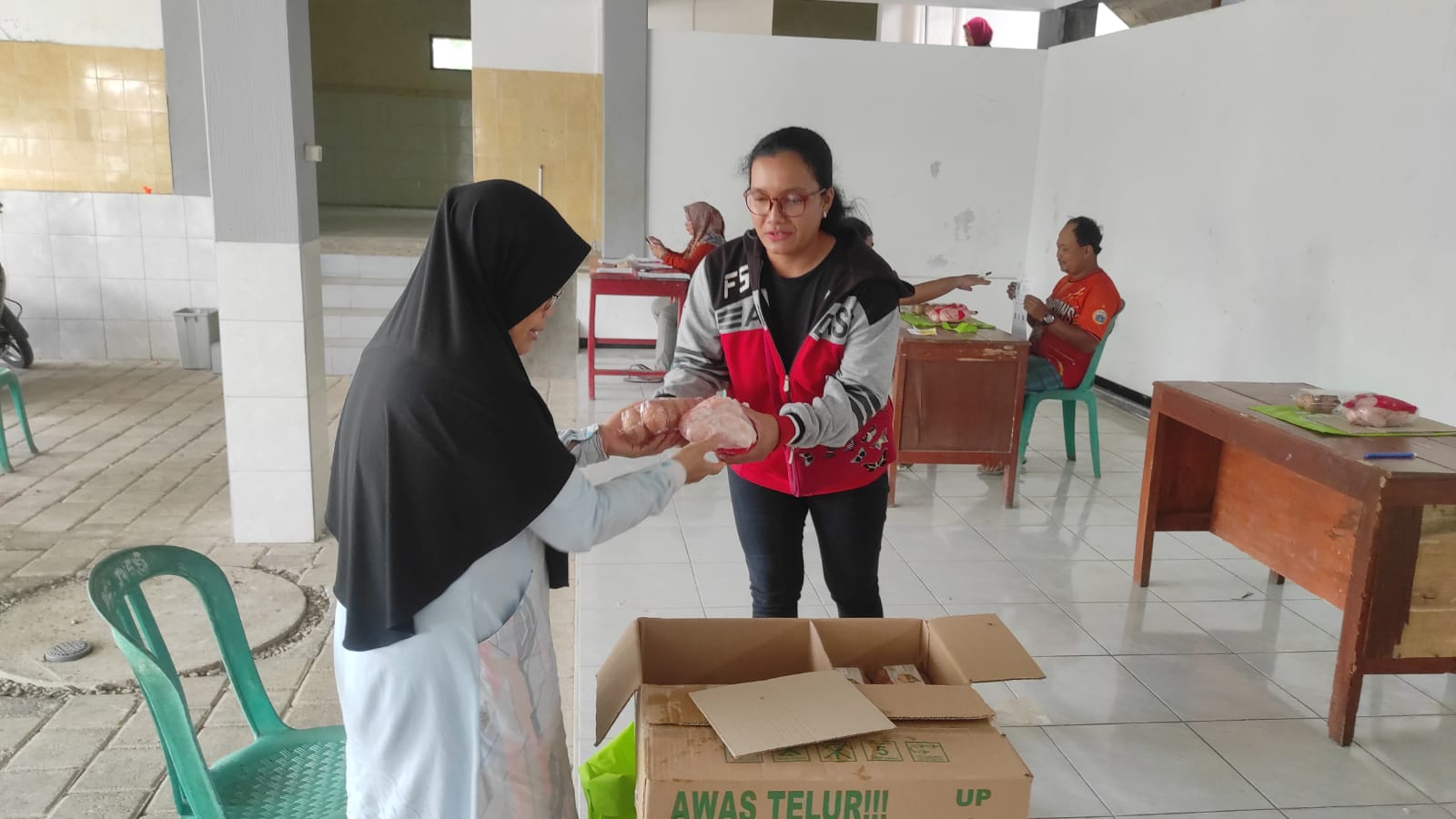Pembagian bantuan tambahan makanan untuk penurunan stunting di Kantor Desa Kalisidi