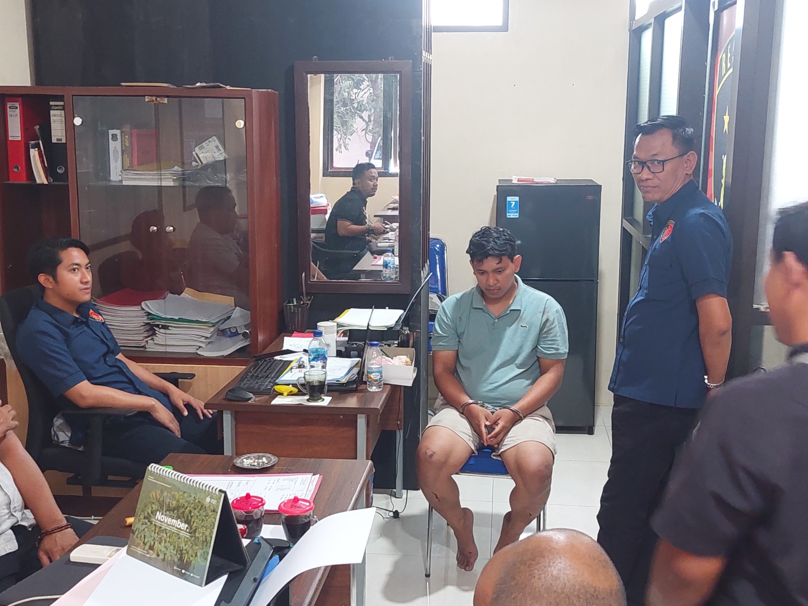 Pelaku penganiayaan istri, Slamet Singgih (duduk di kursi)  diamankan di Mapolres Demak untuk dimintai keterangan petugas. WAHIB PRIBADI/JAWA POS RADAR SEMARANG