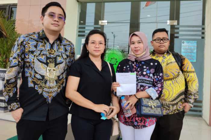 Korban penipuan perumahan Madinah Alam Persada didampingi kuasa hukumnya, Michael Deo mengadukan dugaan pemerasan ke Polda Jateng.