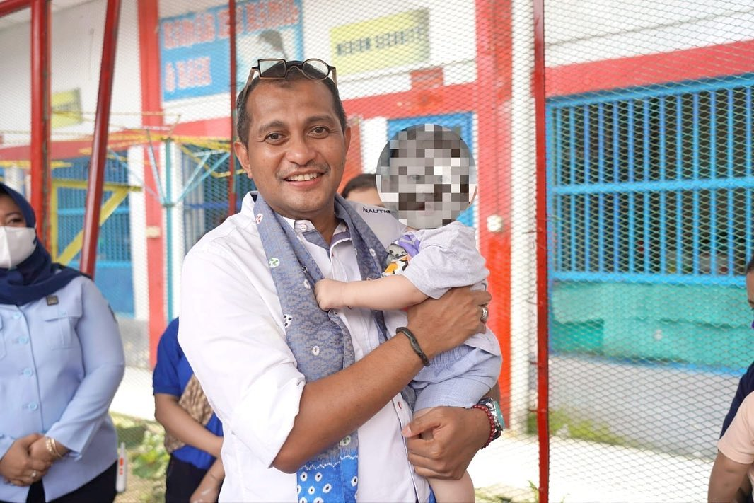 Wamenkumham Edward Omar Sharief Hiariej menggendong balita, anak narapidana di lapas perempuan LPP Palembang (unggahan 1/8/2022)