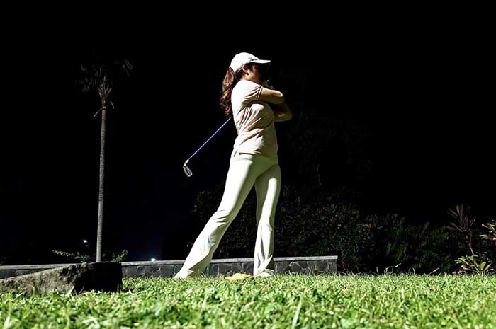 Abadikan teknik swing golf kamu dengan low angle menggunakan Flex Cam pada Galaxy Z Fold5
