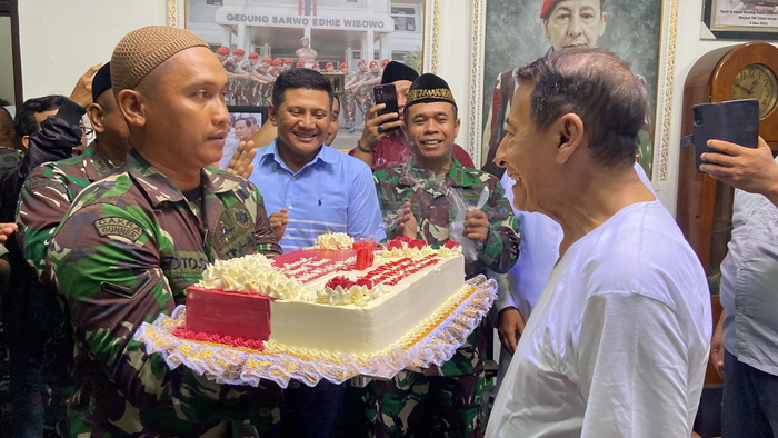 RAYAKAN - Habib Luthfi Ali Bin Yahya saat mendapat surprise dari anggota TNI dan pejabat Kota Pekalongan, Jumat (10/11).