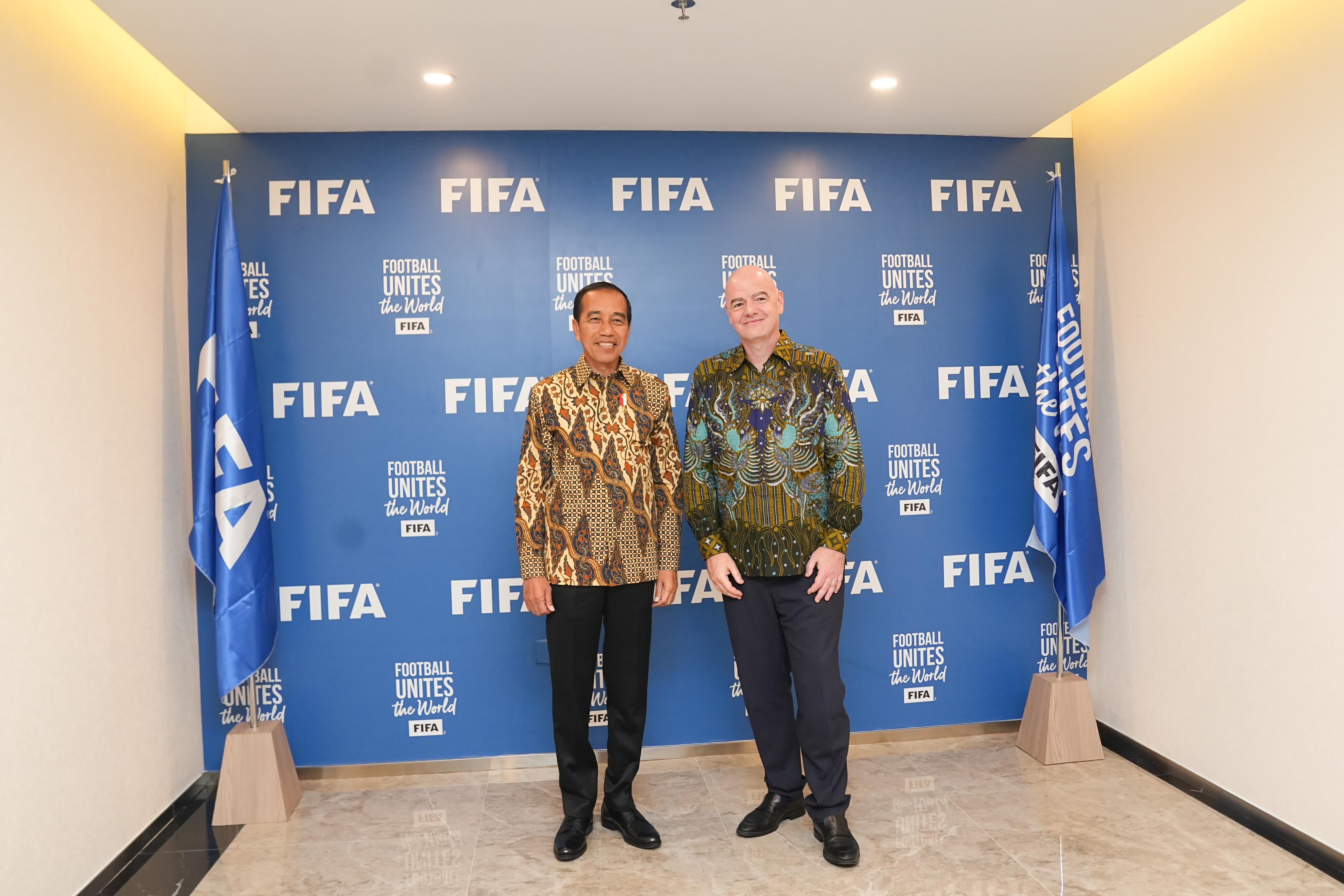 Presiden RI Joko Widodo dan Presiden FIFA Gianni Infantino