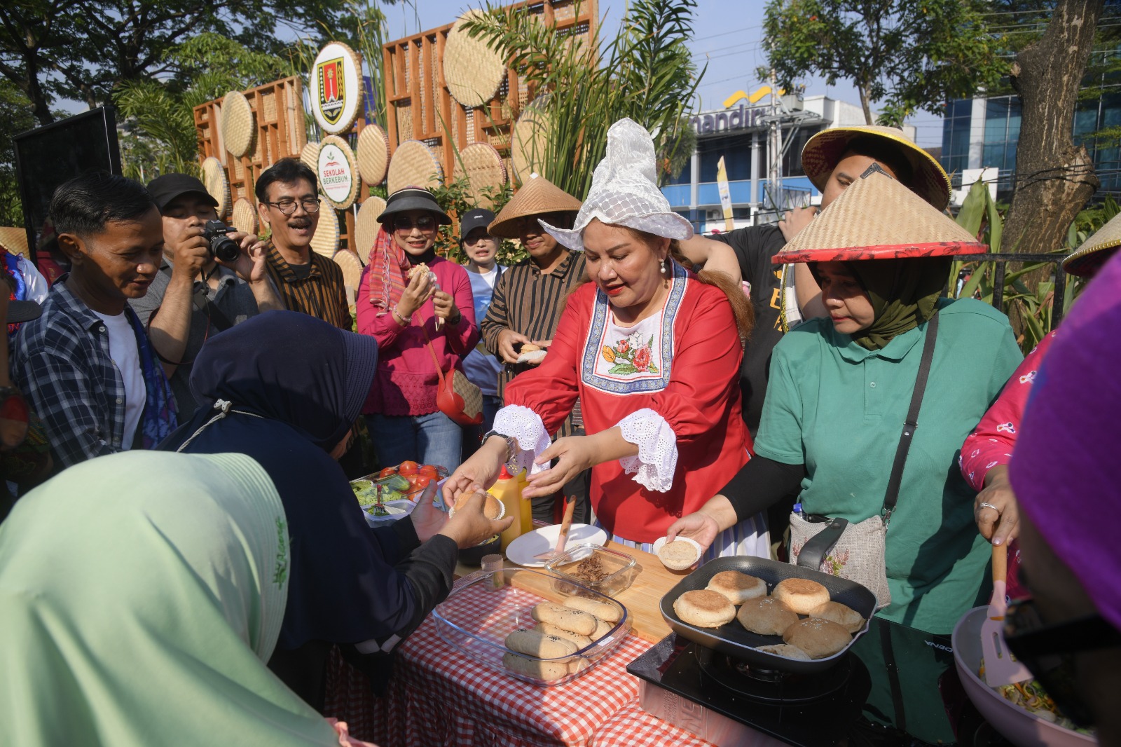 Pemkot  Semarang kembali mengajak masyarakat untuk mengurangi ketergantungan terhadap beras. Rencananya, Minggu (12/11) pagi, berlokasi di bundaran Simpang Lima bersama Forkopimda, OPD dan Camat. (dok
