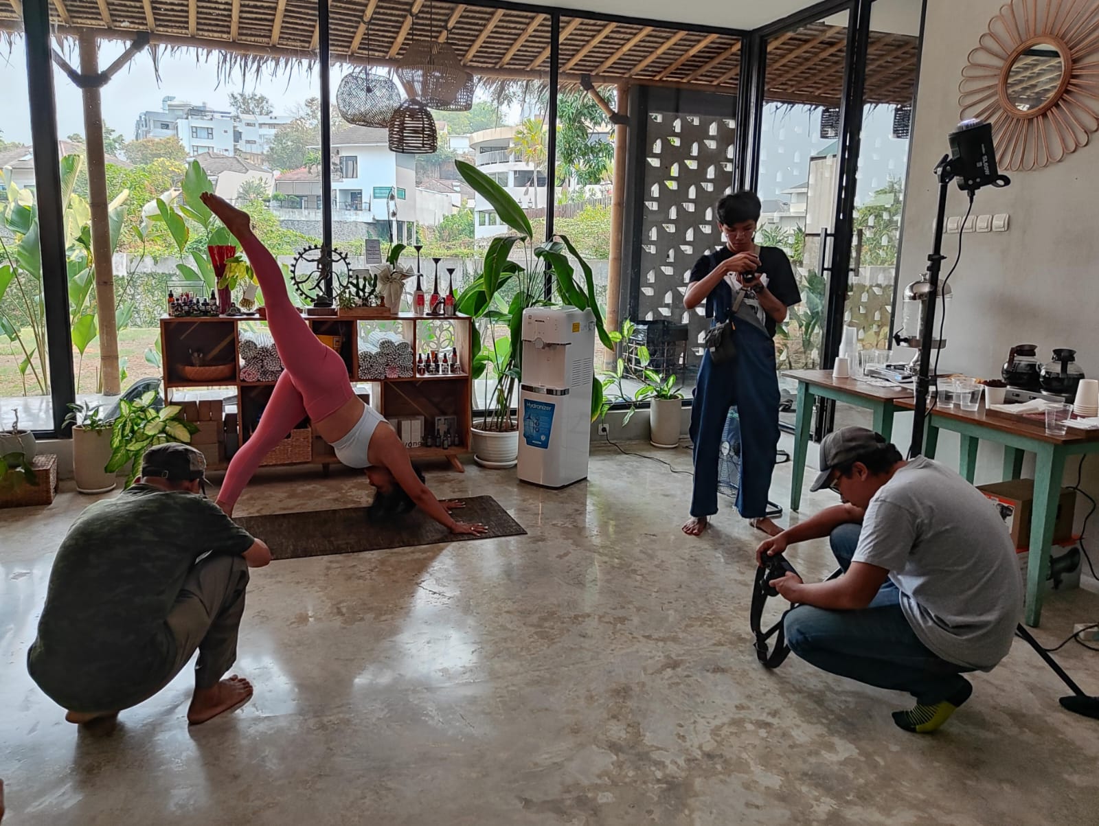 Komunitas fotografi sedang memotret olahraga yoga. KHAFIFAH ARINI PUTRI/JAWA POS RADAR SEMARANG
