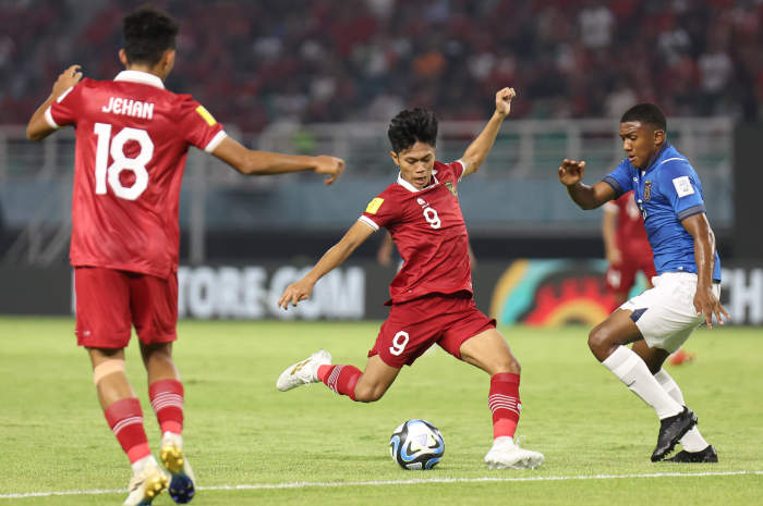 Pemain Timnas Indonesia Kafiatur Rizky dihadang pemain Ekuador di laga perdana Piala Dunia U-17 Jumat (10/11/2023) malam. (LOC WCU17/NFL)