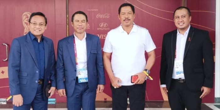 BERI DUKUNGAN : Pj Gubernur Jawa Tengah Nana Sudjana ke Stadion Gelora Bung Tomo Surabaya demi memberikan dukungan kepada pemain asal Jateng yang akan berlaga pada Piala Dunia U-17 tahun 2023.