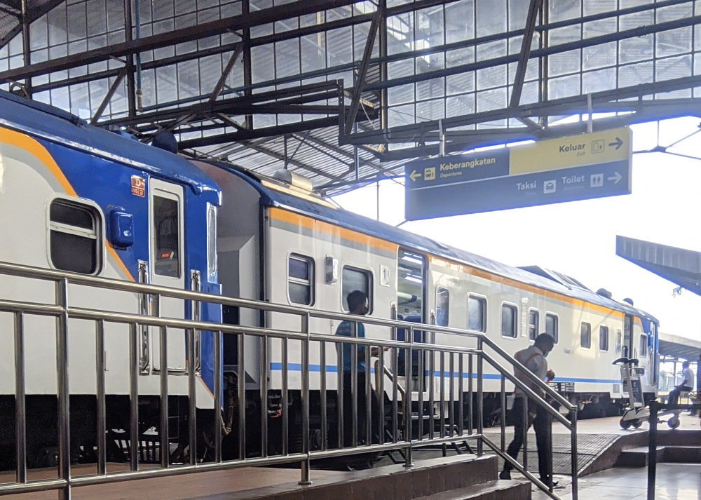 Kedung Sepur Salah Satu Kereta Api Yang Sering Melayani Warga Semarang