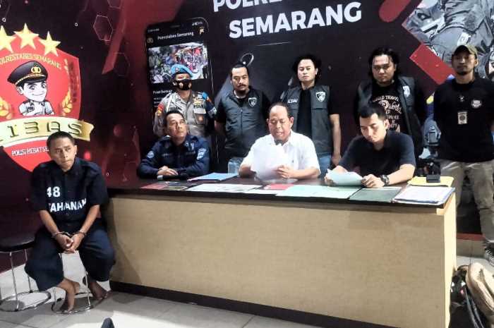 Tersangka ketika dihadirkan di Mapolrestabes Semarang. (M Hariyanto/Jawa Pos Radar Semarang)