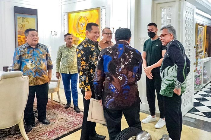Ketua MPR RI Bambang Soesatyo (tengah tersenyum) bertemu dengan pendiri promotor Coldplay PK Entertainment, di Jakarta, Rabu (8/11)