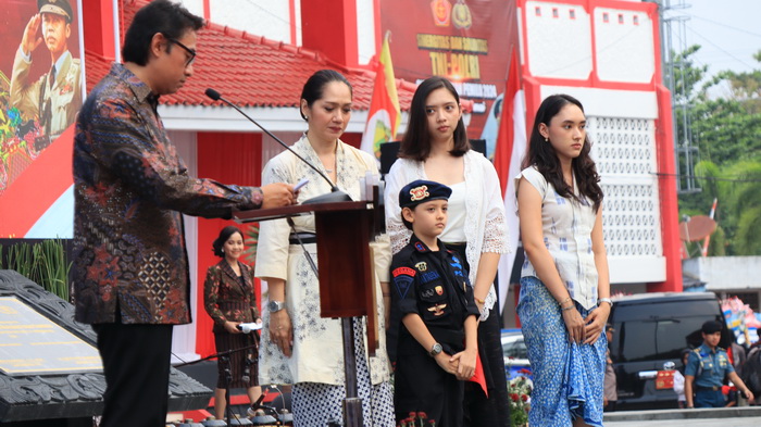 SAMBUTAN - Rama Hoegeng, Cucu Jenderal Hoegeng Iman Santoso Rama Hoegeng dan keluarga, menghadiri peresmian Monumen Hoegeng di Kota Pekalongan, Sabtu (11/11)