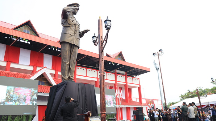 RESMIKAN - Monumen Hoegeng saat diresmikan langsung Kapolri dan Panglima TNI di Kota Pekalongan, Sabtu sore (11/11).