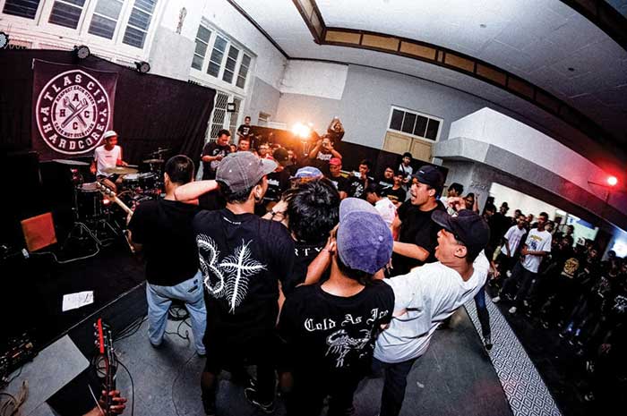 Sejumlah anak muda yang berkumpul bareng untuk mengekspresikan diri bersama dengan teman-temannya.