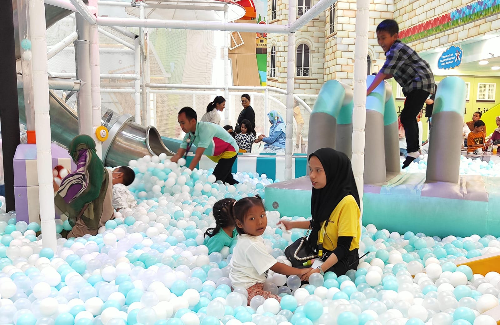 Yayasan Pita Kuning mendampingi anak-anak penderita kanker untuk bermain di Funtopia, Queen City Mall, Minggu (12/11).