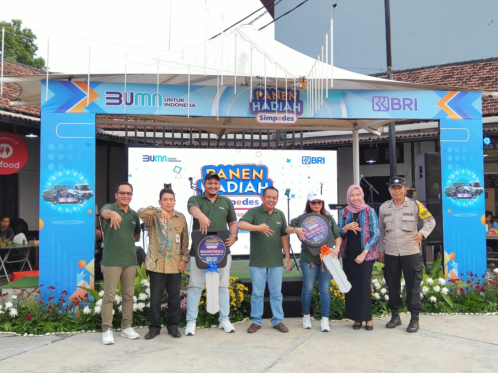 Branch Office BRI Semarang Pandanaran Ekwan Darmawan dan Branch Office Semarang Ahmad Yani Yuwanda Rahman beserta para saksi memberikan kunci mobil kepada para pemenang.