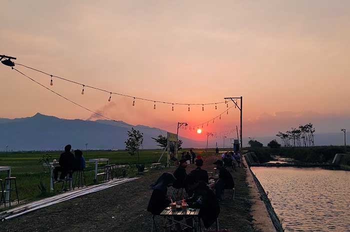 Sejumlah pengujung saat kongkow di Kedai Bala Boemi di Desa Candirejo, Kecamatan Tuntang sembari menikmati keindahan sunset. NUR FAIK/JAWA POS RADAR SEMARANG