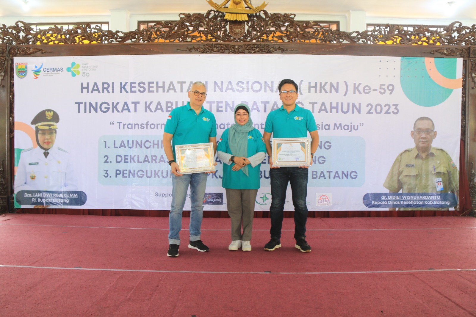 Direktur Operasional BPI Ypshimitsu Fujii dan General manager Stakeholder Relation Aryamir Husein Sulasmoro menerima penghargaan dari Penjabat Bupati Batang Dra Lani Dwi Rejeki. (istimewa)