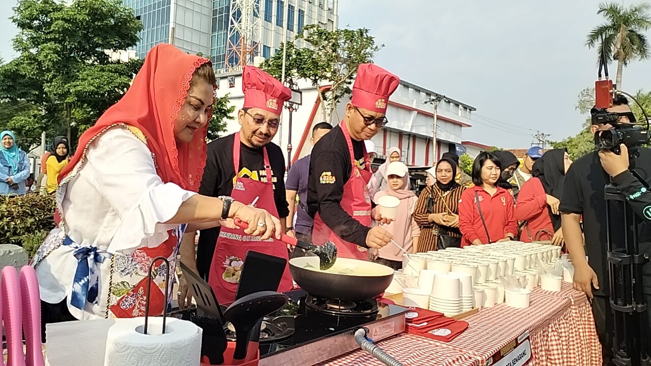 MEMASAK: Wali Kota Semarang, Hevearita Gunaryanti Rahayu bersama Sekretaris Utama Badan Pangan Nasional Sarwo Edhy, dan Deputi Penganekaragaman Konsumsi dan Keamanan Pangan Andriko Noto Susanto.(fgr)