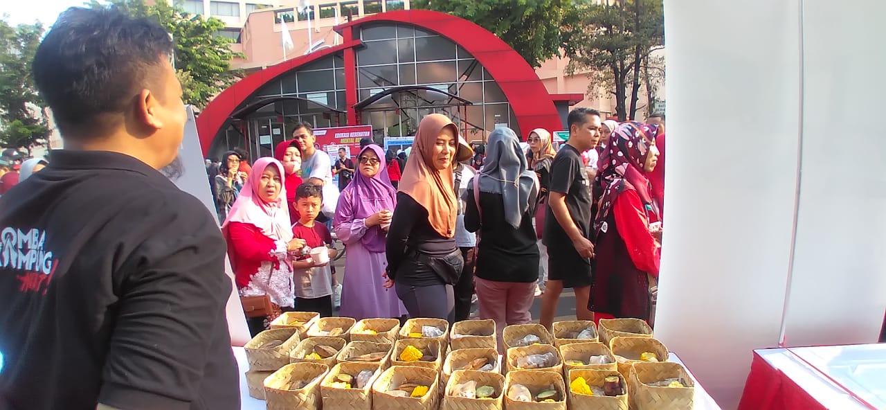 Jawa Pos Radar Semarang Ramaikan Pisang Legi, Tampilkan Brokohan yang Terbungkus Besek.(DOKUMEN JAWA POS RADAR SEMARANG)