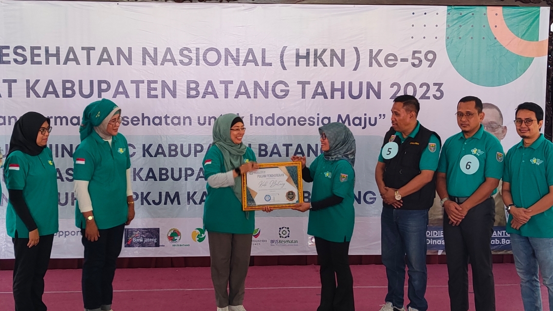 CAPAIAN UHC: Pj Bupati Batang Lani Dwi Rejeki menerima piagam UHC dari Deputi Direksi Wilayah VI BPJS Kesehatan, Dwi Martiningsih. (Riyan Fadli/jawa Pos Radar Semarang)