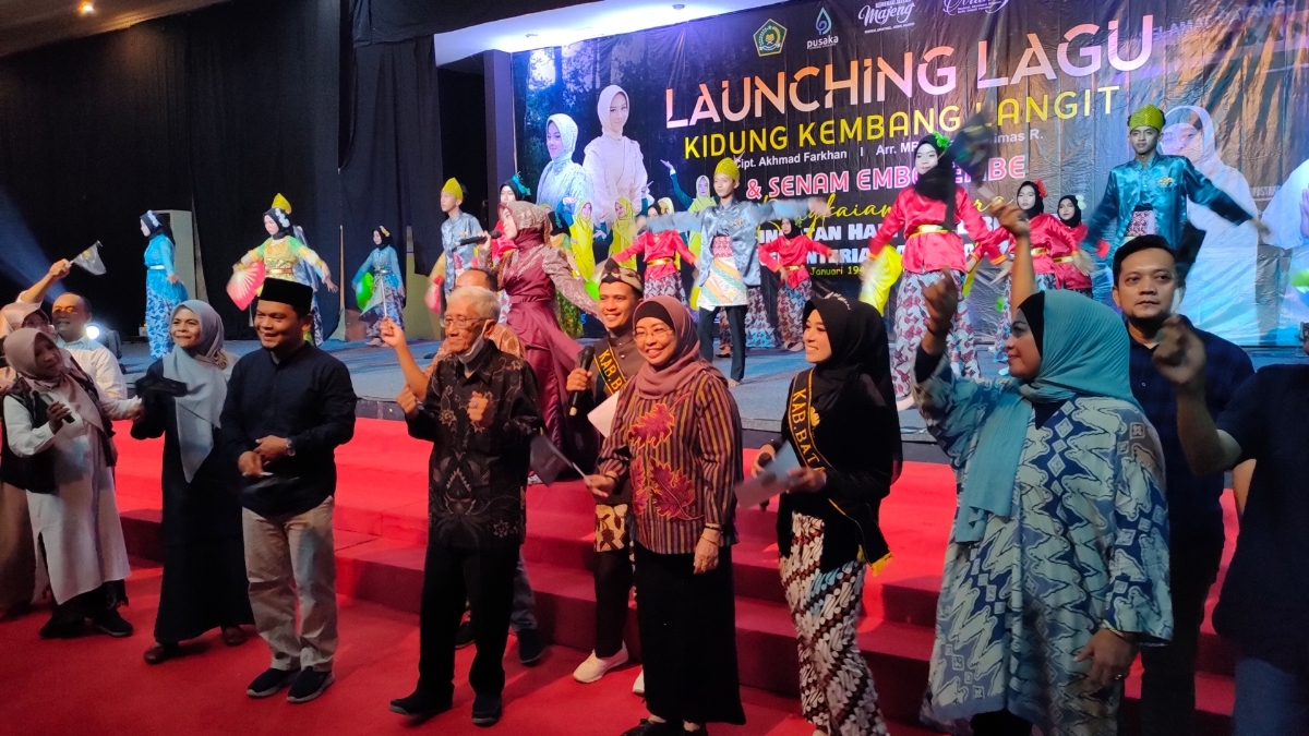 MERIAH: Suasana launching lagu Kidung Kembang Langit di Hotel Sahid Mandarin oleh Kemenag Batang berlangsung meriah. (Riyan Fadli/jawa Pos Radar Semarang)