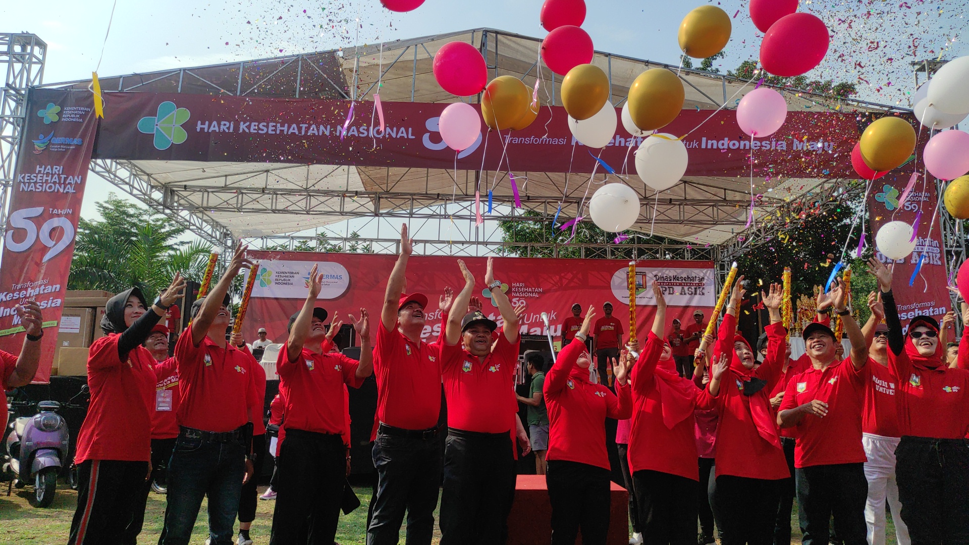 Momen pelepasan balon peringatan Hari Kesehatan Nasional yang ke 59 di Alun-Alun Bung Karno, Kalirejo, Ungaran Timur