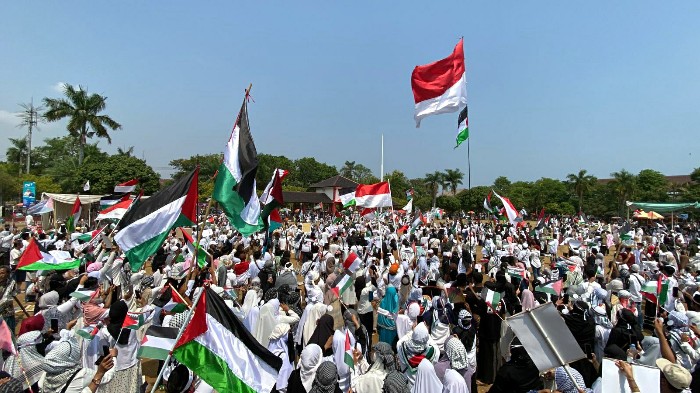 DUKUNGAN - Ribuan warga Kota Pekalongan dan sekitarnya, saat mengikuti aksi damai