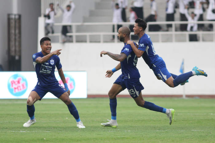 Pemain PSIS merayakan gol Lukas Gama saat menjamu Persita Tangerang Kami (9/11/2023) kemarin. (Baskoro Septiadi/Jawa Pos Radar Semarang)