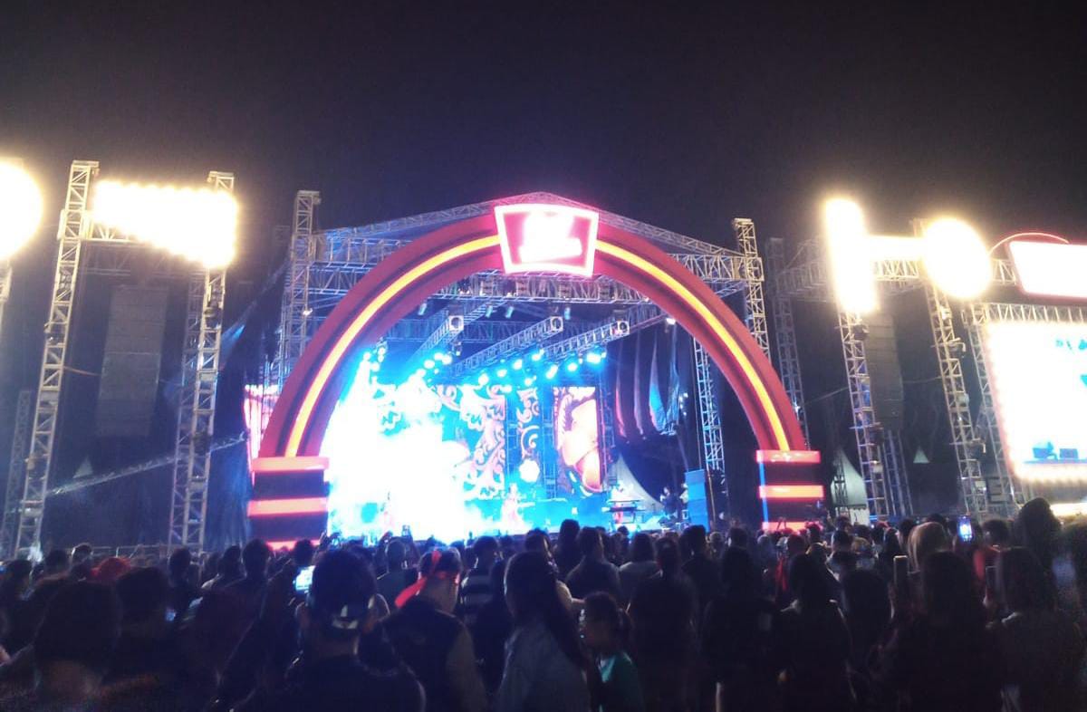 Antusiasme Warga Ambarawa Menyaksikan Konser Iwan Fals, Fans Padati Lapangan Pangsar Sudirman
