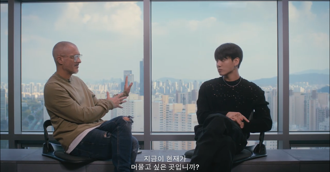 Interview Jungkook BTS bersama Zane Lowe dari Apple Music (Tangkapan layar YouTube Apple Music, 10 November 2023)