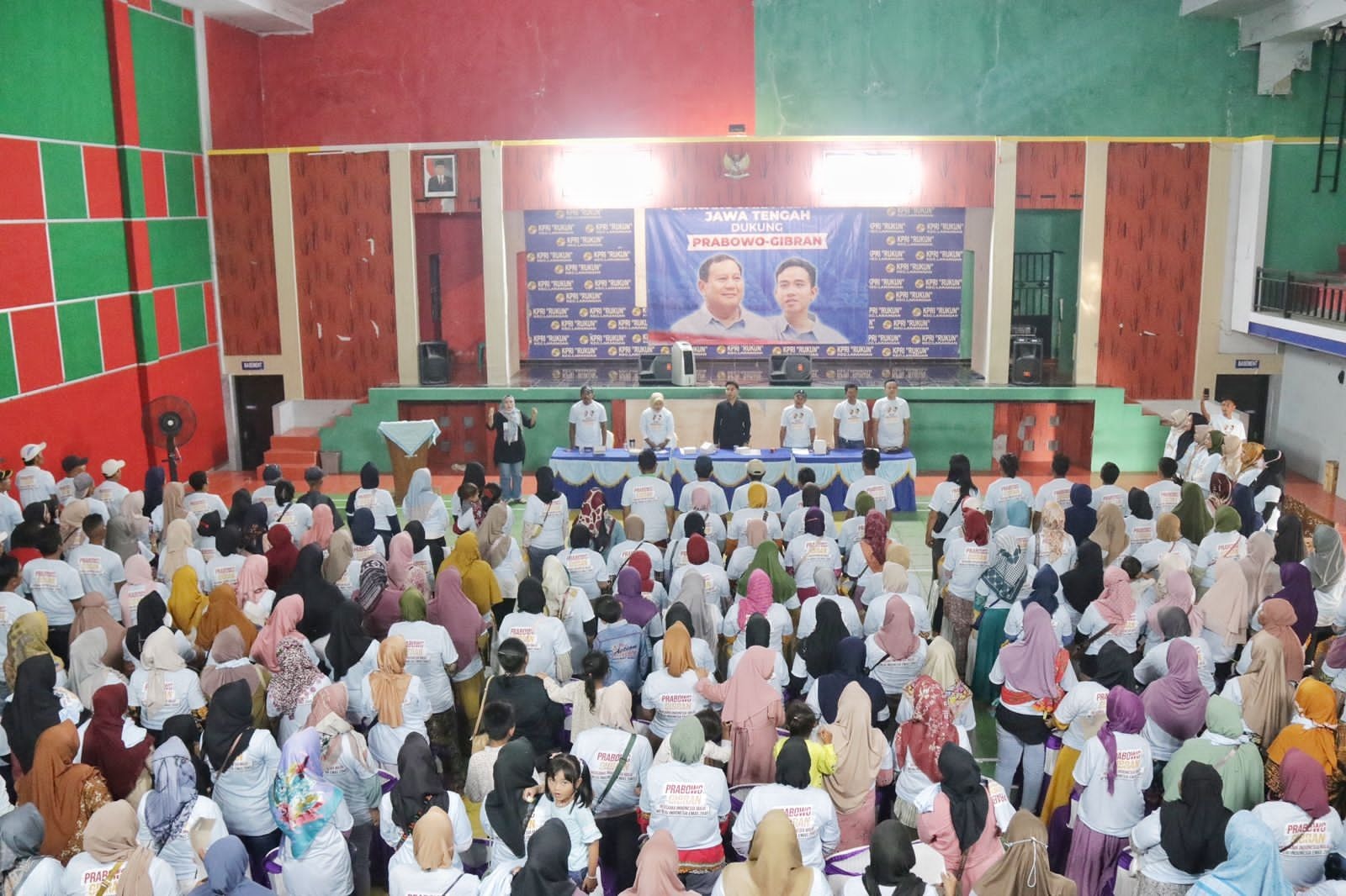 *Peduli Wong CIlik Prabowo-Gibran Didukung Ratusan Perajin Telur Asin Jateng Pimpin Indonesia*  Calon Presiden dan Calon Wakil Presiden Koalisi Indonesia Maju (KIM) Prabowo Subianto-Gibran Rakabuming
