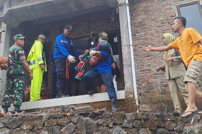 Evakuasi korban laka sumur di Jelapan RT 04 RW 04, Desa Sidorejo, Kecamatan Bandongan, Senin (13/11). ROFIK SYARIF GP/JAWA POS RADAR SEMARANG