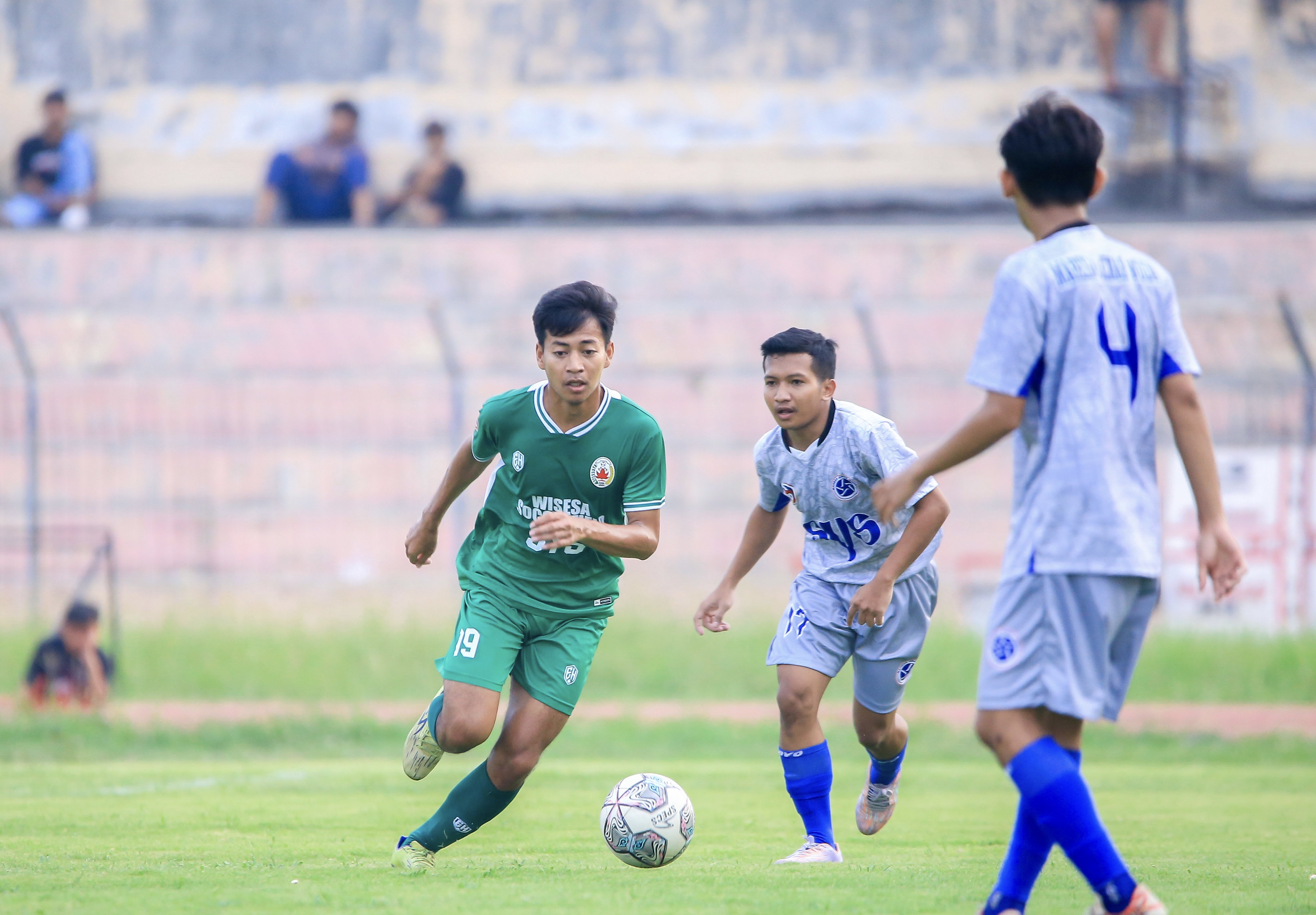 Pemain Persik Kendal (jersey hijau) saat melawan Mahesa Jenar Muda di Stadion Utama Kebondalem Minggu (12/11) sore kemarin.