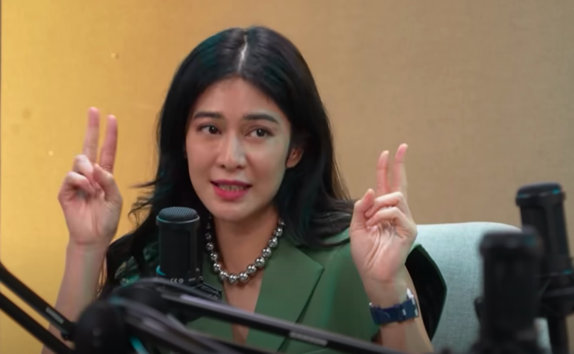 Dian Sastrowardoyo Pemeran Jeng Yah dalam Gadis Kretek