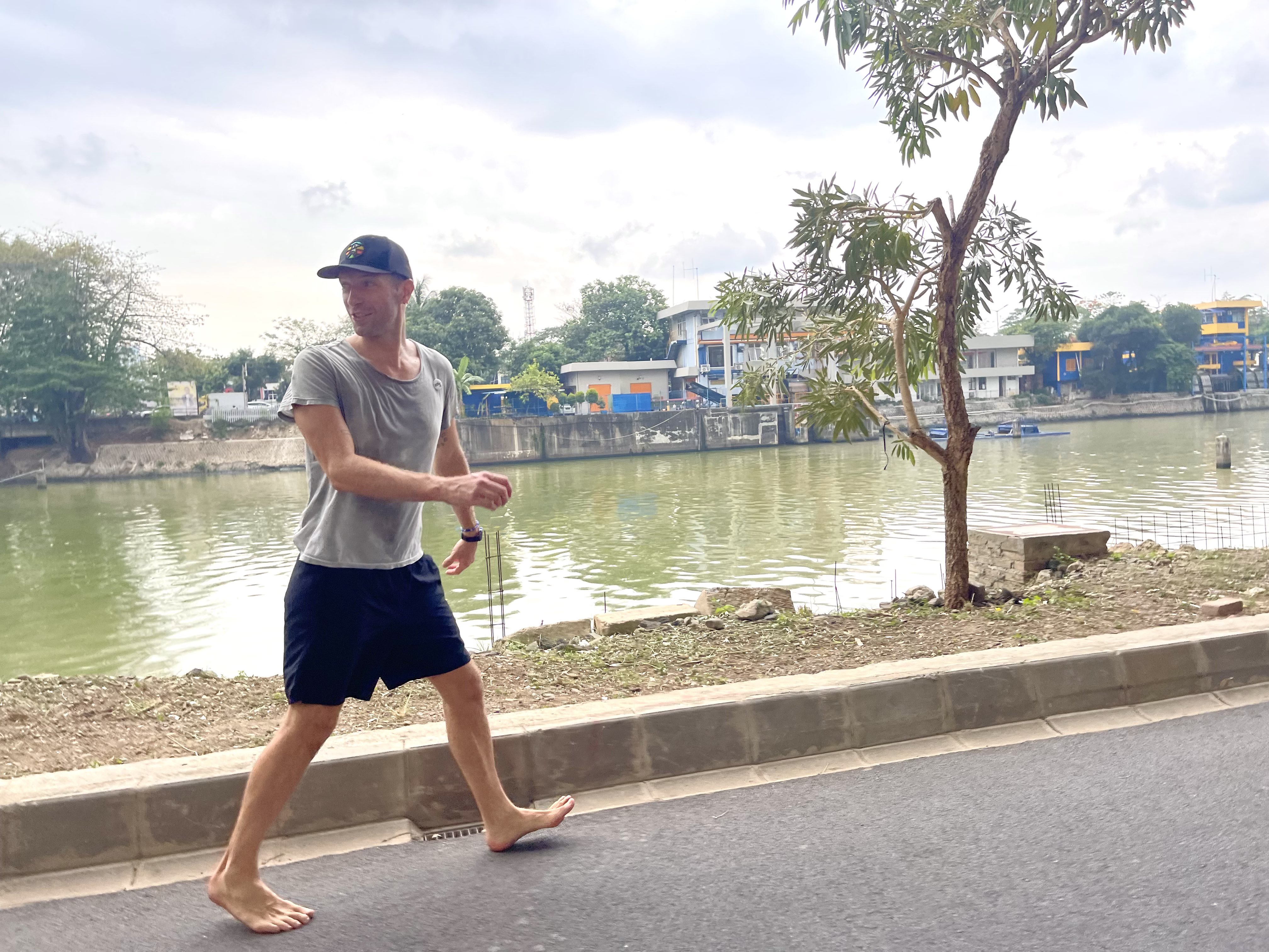 Chris Martin tampak humble karena kedapatan
