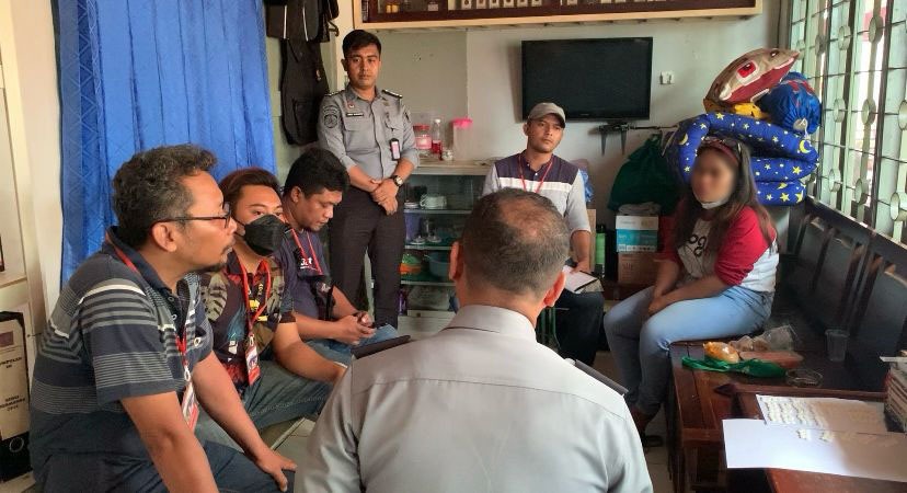 Petugas Lapas Kedungpane mengamankan seorang wanita yang menyelundupkan pil koplo dalam celana saat layanan kunjungan, Selasa (14/11).