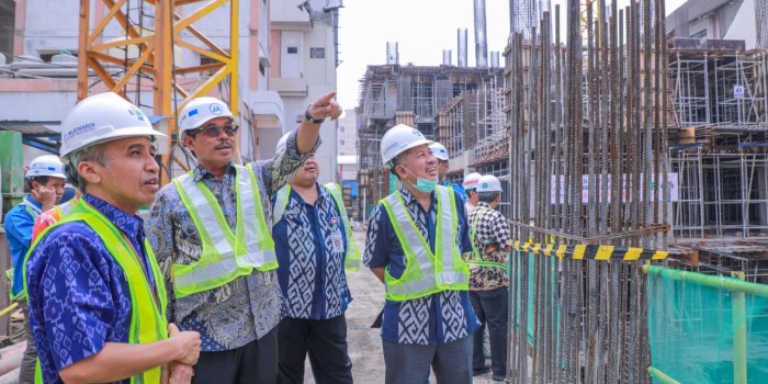 LENGKAPI INFRASTRUKTUR : Pj Gubernur Jateng Nana Sudjana meninjau pembangunan Gedung Critical Centre di RSUD Dr. Moewardi Surakarta, Selasa (14/11/2023).