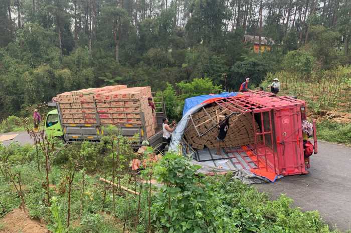 Sopir truk saat mengevakuasi makanan ringan ke truk evakuasi, Selasa (14/11) pagi. ADDIN ALFATH/ JAWA POS RADAR&nbsp;SEMARANG