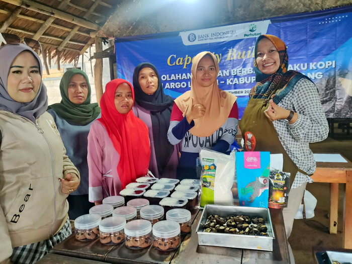 PELATIHAN &ndash; Remaja putri dan ibu-ibu di Blado Kabupaten Batang, saat berlatih membuat aneka kue dengan bahan baku kopi, yang diisiasi oleh KPw B Tegal.